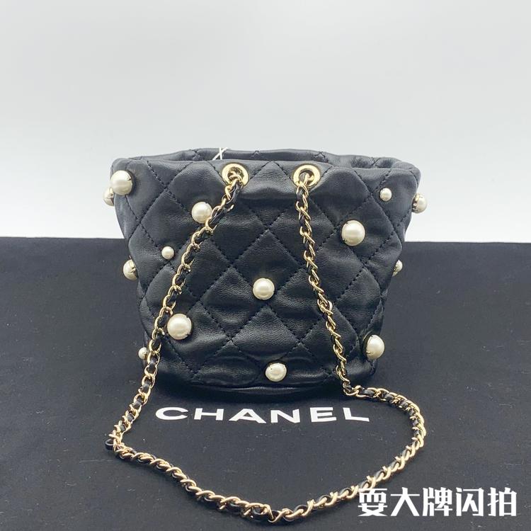 Chanel香奈儿 闲置未使用黑金mini珍珠抽绳包 Chanel 香奈儿未使用闲置品黑金mini珍珠抽绳包，经典精致的设计，细腻的质感超棒，简直不要太可爱好嘛，日常放下小物件随意上身，公价31500，我们现货好价带走啦，尺寸：12*12cm